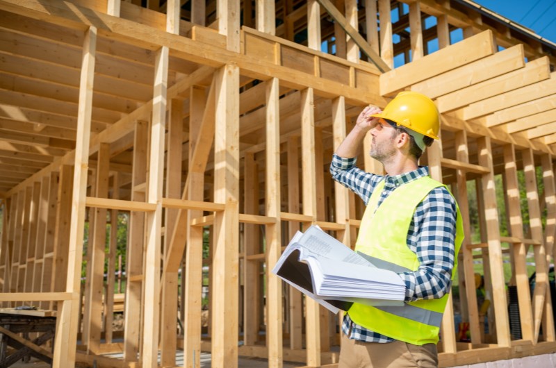 Vantagens do modelo de construção | Foto de um homem verificando uma construção | Método Construtivo | Blog Alea