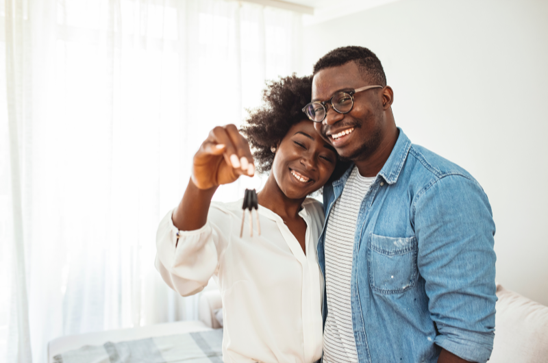 Como comprar uma casa pelo Minha Casa Minha Vida | Foto de um casal srridente com as chaves da casa própria na mão | Tudo sobre Casa Verde e Amarela | Blog Alea