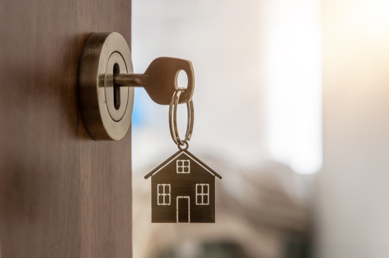 Dia da habitação: O que é comemora no dia 21 de agosto | Foto de uma porta entreaberta com uma chave na porta | Tudo sobre Casa Verde e Amarela | Blog Alea