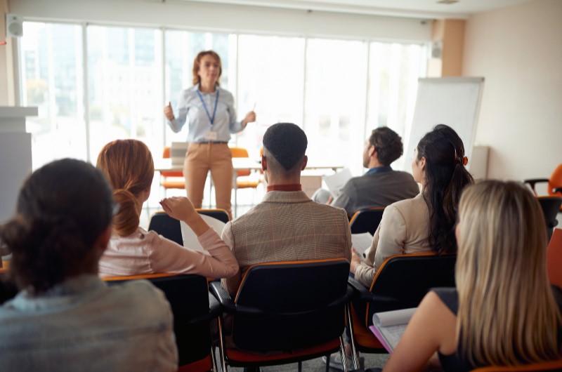 Organizar as reuniões de condomínio | Foto de diversas pessoas reunidas para uma reunião de condomínio | Estilo de vida | Blog Alea