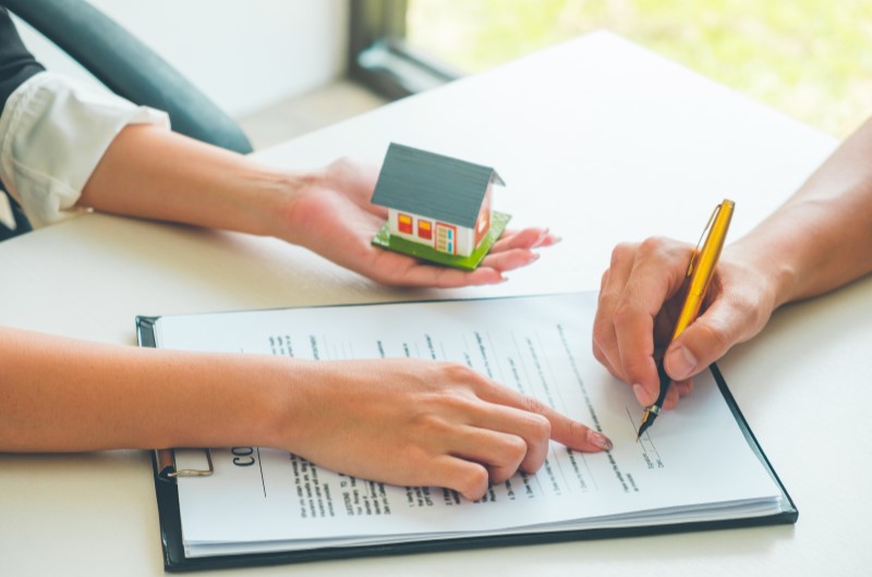 Qual a importância do agente de vendas | Foto das mão de um agente de vendas e um cliente comprando um imóvel | Como comprar uma casa | Blog da Alea