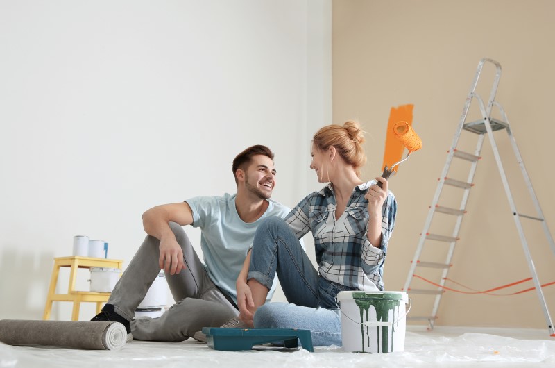 Reformas em moradias | Foto de um casal feliz, realizando uma reforma em sua casa | Tudo sobre Casa Verde e Amarela | Blog Alea