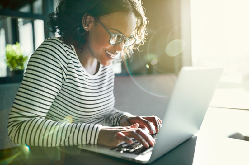 Aquisição de imóveis novos | Foto de uma mulher usando o notebook | Blog Alea