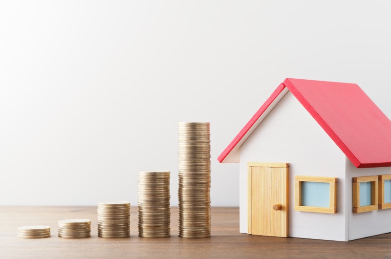 Subsídio do governo | Foto de uma casinha ao lado de moedas organizadas | Tudo sobre Minha Casa Minha Vida | Blog Alea