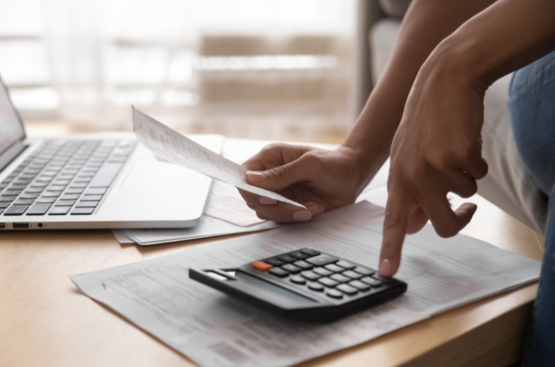 Utilização do saldo do FGTS | Foto de uma pessoa usando o notebook e calculadora | Blog Alea