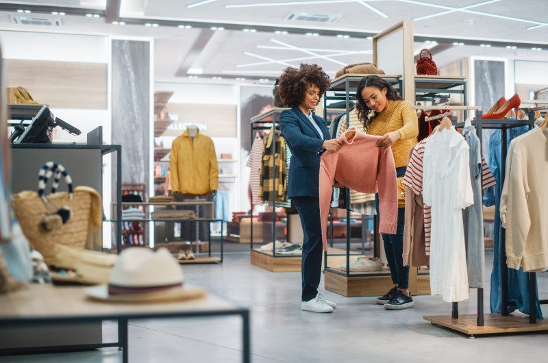 Como aproveitar a Black Friday? | Foto de duas mulheres fazendo compras em uma loja de roupas | Estilo de vida | Blog da Alea
