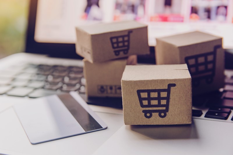 Como economizar na Black Friday? | Foto de um notebook, com um cartão e diversas mini caixinhas em cima | Estilo de vida | Blog da Alea