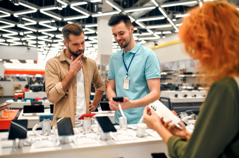 Como se preparar para a Black Friday? | Foto de um vendedor ajudando um cliente na loja | Estilo de vida | Blog da Alea