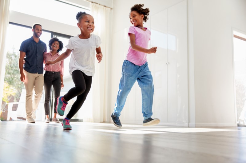 É bom morar na cidade de Assis? | Foto de uma família feliz entrando em casa | Estilo de vida | Blog Alea