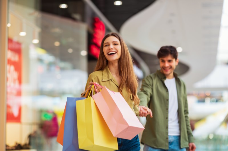 O que é Black Friday? | Foto de um casal fazendo compras, segurando diversas sacolas | Estilo de vida | Blog da Alea