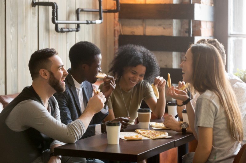 O que fazer em Assis? | Foto de um grupo de amigos em um restaurante | Estilo de vida | Blog Alea