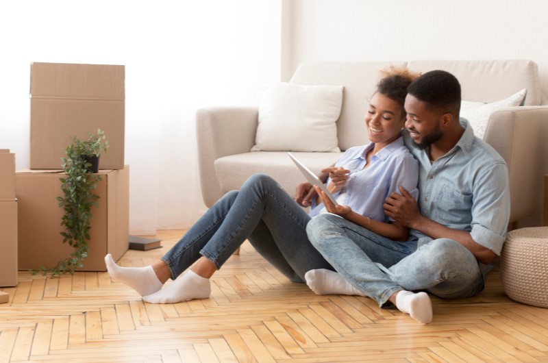 Tire fotos dos cabos e conexões | Foto de um casal sorrindo enquanto olha para um tablet, com caixas de mudança ao redor | Estilo de Vida | Blog Alea