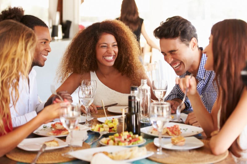 Dicas para tornar as comemorações mais animadas | Foto de um grupo de amigos comemorando em uma festa | Estilo de vida | Blog Alea
