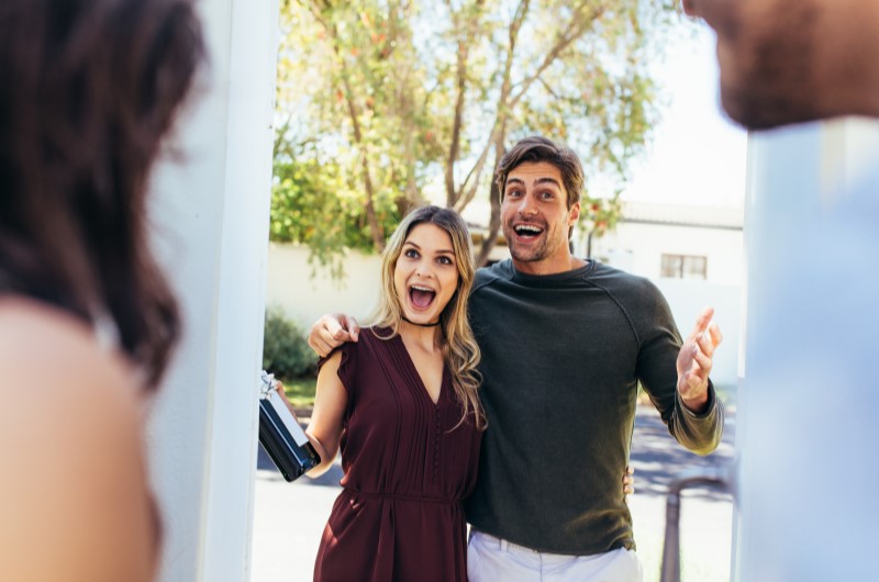 Festas organizada em casa | Foto de um casal animado sendo recepcionado em uma festa | Estilo de vida | Blog Alea