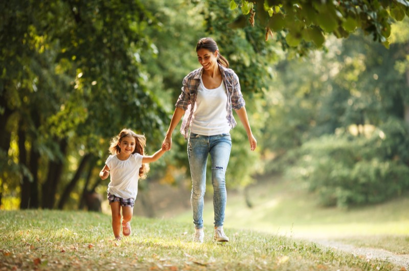 O que fazer na cidade de Três Lagoas? | Foto de uma mãe e filha caminhando em um parque | Estilo de Vida | Blog Alea