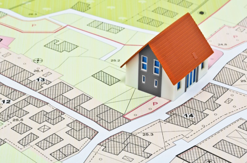 Onde fica a cidade? | Foto de uma casinha posicionada sobre um mapa | Estilo de Vida | Blog Alea