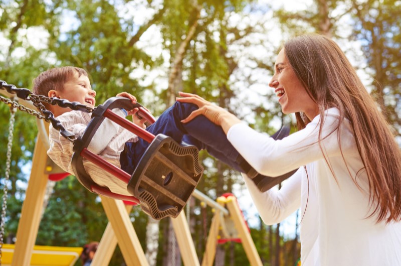 Áreas de lazer na cidade | Foto de uma mãe brincando com seu filho em um parque ao ar livre | Estilo de Vida | Blog Alea