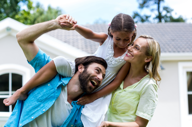 Cidades próximas a São Paulo para morar: vantagens | Foto de uma família feliz e sorridente ao ar livre | Estilo de Vida | Blog Alea