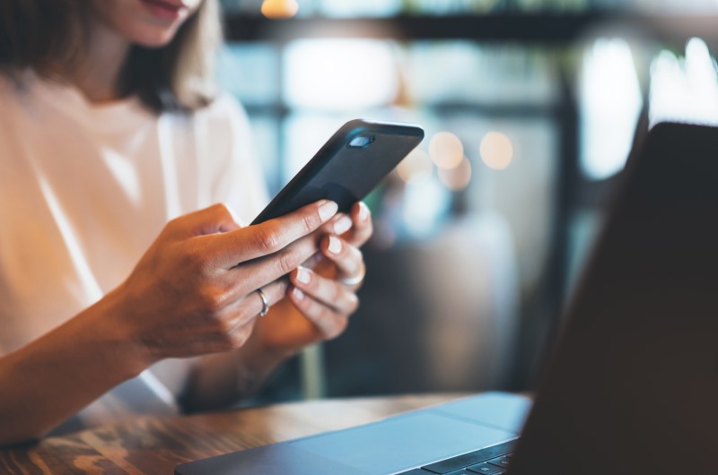 Tabela SAC: como funciona? | Foto de uma mulher mexendo no celular | Como comprar uma casa | Blog Alea 