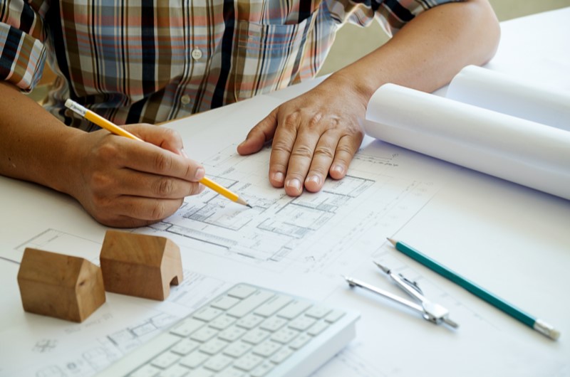 7 dicas para escolher da melhor forma | Foto de um arquiteto desenhando um projeto | Estilo de vida | Blog Alea