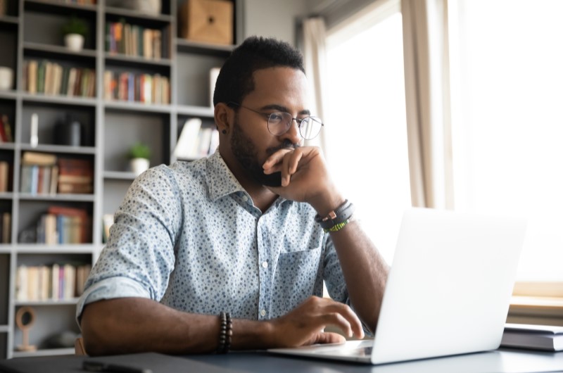 Como se inscrever no Minha Casa, Minha Vida? | Foto de um homem concentrada no notebook | Tudo sobre o Minha Casa Minha Vida | Blog Alea