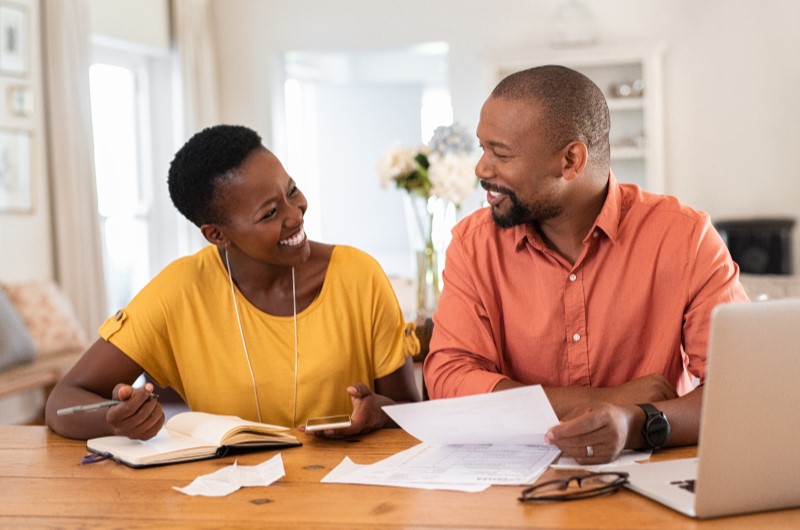 Documentação | Foto de um casal sorridente com papeis e documentos | Como comprar uma casa | Blog Alea