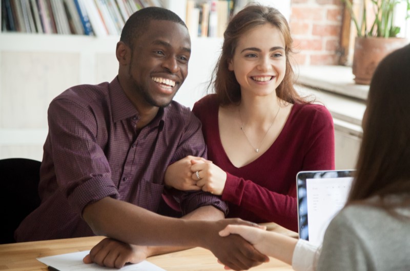 Quais são os requisitos para participar? | Foto de um casal sorridente comprando a casa própria | Tudo sobre o Minha Casa Minha Vida | Blog Alea