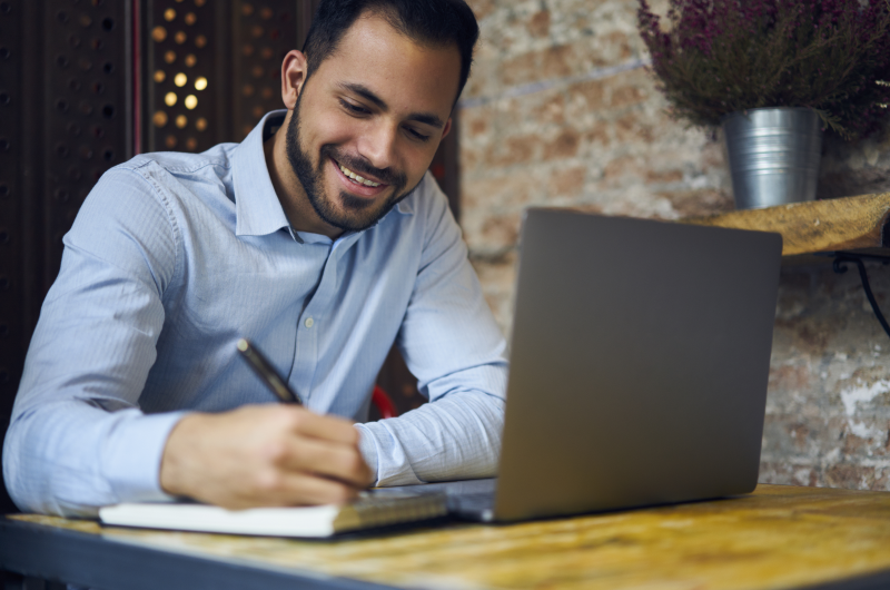 Relação custo-benefício | Foto de um homem fazendo anotações em um caderno | Estilo de vida | Blog Alea